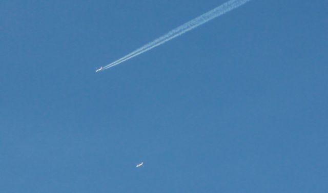 two planes...1 chemtrail