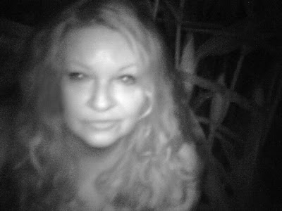B4INREMOTE-aHR0cDovLzQuYnAuYmxvZ3Nwb3QuY29tLy12OWZNRzNVRm5tdy9VUHJyVmRCOXpnSS9BQUFBQUFBQWhTZy81LW5TemZJczM5cy9zNDAwL1NoYXJvbkFsb25lSW50aGVEYXJrKy0rQ29weS5qcGc=
