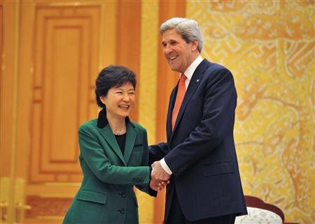 REFILE - QUALITY REPEAT South Korean President Park Geun-Hye (L) and U.S. Secretary of State John Kerry shake hands before their talks at the presidential Blue House in Seoul April 12, 2013. REUTERS/Kim Jae-Hwan/Pool