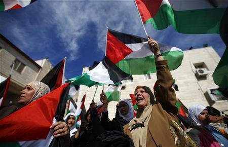 Palestinians wave flags during a rally in support of President Mahmoud Abbas' efforts to secure a diplomatic upgrade at the United Nations, in the West Bank city of Ramallah November 25, 2012. REUTERS/Marko Djurica