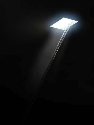 B4INREMOTE-aHR0cDovLzIuYnAuYmxvZ3Nwb3QuY29tLy04a1M1MTdaZC13NC9VWEt0T3lUa3ZxSS9BQUFBQUFBQWk5RS9rSWFpbVVpODhFWS9zNDAwL0xJR0hUK0lOK1RIRStEQVJLTkVTUysxLmpwZw==