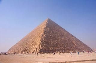 B4INREMOTE-aHR0cDovLzMuYnAuYmxvZ3Nwb3QuY29tLy1kcV9yQ1JLN2dGcy9VTzdBM0J0amM5SS9BQUFBQUFBQUdiZy9aZE9abmlrNTByZy9zMzIwL2NoZW9wcy1weXJhbWlkX2dpemFfZWd5cHQuanBn